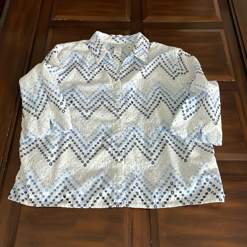 Women’s size petite extra large blue and white Alfred Dunner button up blouse
